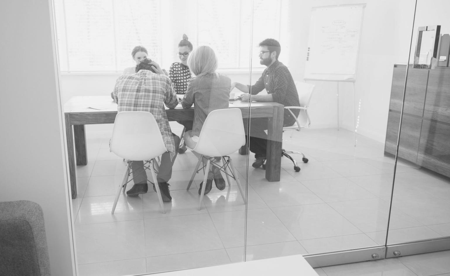 Session de formation budgétaire en groupe avec analyse de cas réels